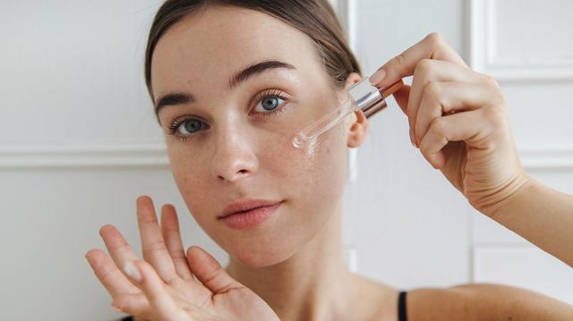 How to Use Niacinamide and Hyaluronic Acid Together for Glowing Skin How to Use Niacinamide and Hyaluronic Acid Together for Glowing Skin