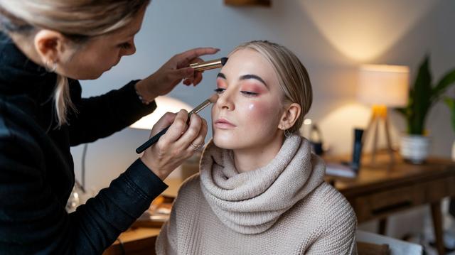 Best Makeup for Dry Skin in Winter | Hydrating & Long-Lasting Tips Best Makeup for Dry Skin in Winter | Hydrating & Long-Lasting Tips