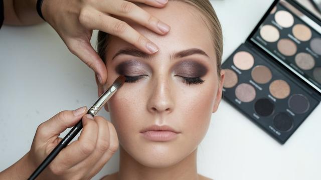 How to Do a Smokey Eye for Beginners: Step-by-Step Guide How to Do a Smokey Eye for Beginners: Step-by-Step Guide