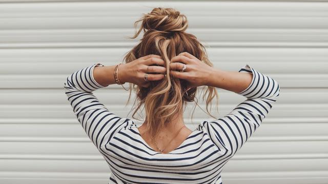 How to Style Wavy Hair Without Heat: Simple Tips and Tricks How to Style Wavy Hair Without Heat: Simple Tips and Tricks